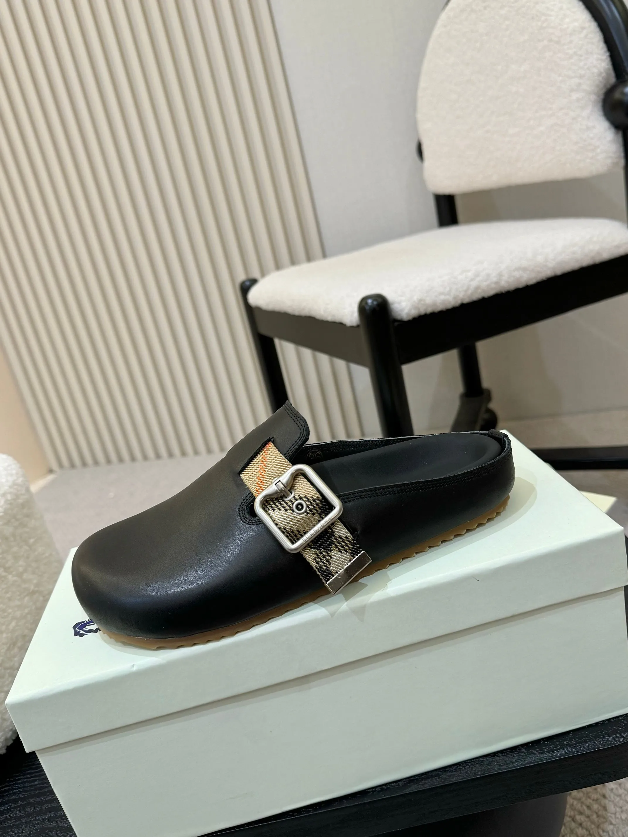 Men's shoes 💰560 Burberry's 2025 popular Birkenstock slippers are released, made of soft suede fabric and refined in Italian workshops. Featuring an embossed plaid pattern and an embossed sole embellished with the archive brand's logo. Features an adjustable B-shaped buckle strap and is embellished with the signature sand-colored Burberry check in jacquard worsted.   ✅Fabric: Grained leather ✅Lining: Silk cow lining ✅Outsole: TPU ✅Color: black, brown, pink, apricot, 4 colors available ✅Code number: 35-45 for men and women (35, 45 customized)